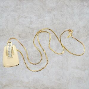 vintage goldtone necklace featuring a vintage rhinestone pendant 18"
